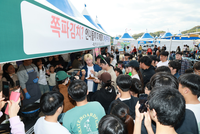 지난 3일 예천농산물축제를 찾은 방문객들이 예천쪽파페스타 경연대회에 출품된 쪽파를 맛보기 위해 몰려들었다. 예천군은 