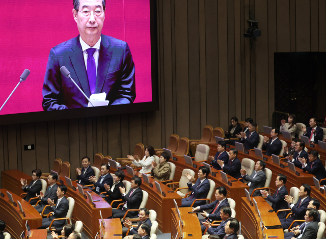 한덕수 국무총리가 4일 국회에서 열린 본회의에서 2025년도 예산안 및 기금운용계획안에 대한 시정연설을 마치고 국민의힘 의원들로부터 박수를 받고 있다. 연합뉴스