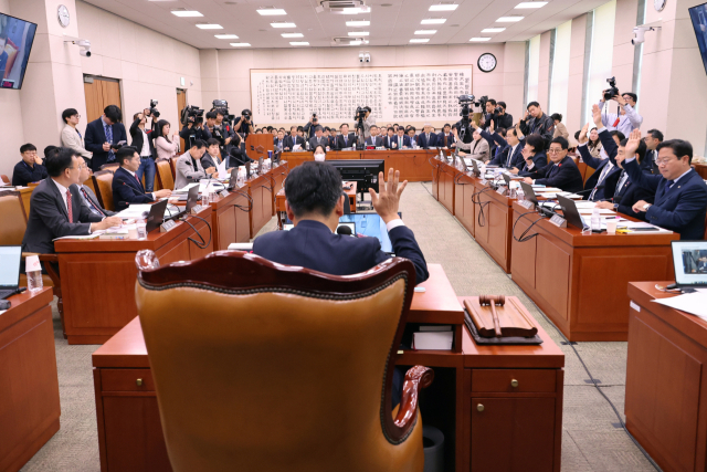 4일 오후 서울 여의도 국회에서 열린 법제사법위원회 전체회의에서 