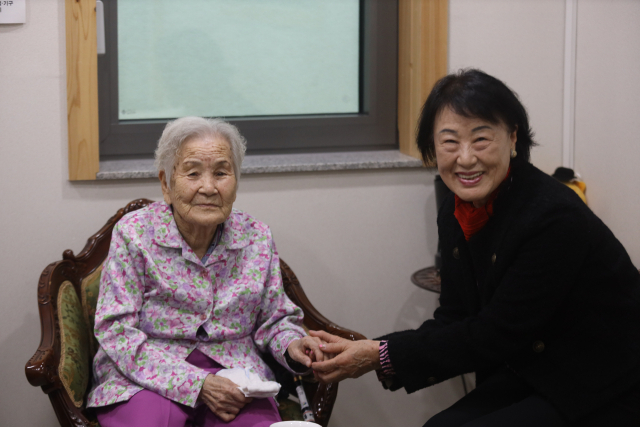 남분연 할머니(왼쪽)와 송준생씨의 손녀 송희순 여사가 밀양 딸기를 주제로 이야기를 나누고 있다. 밀양시 제공