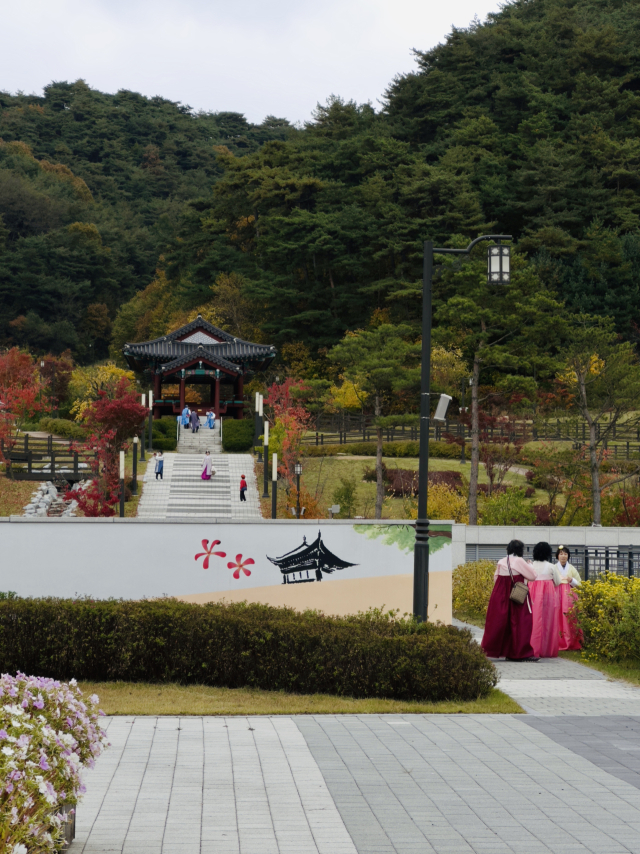 봉화정자문화생활관을 찾은 방문객들이 한복을 곱게 차려입고 풍류를 즐기고 있다. 봉화군 제공