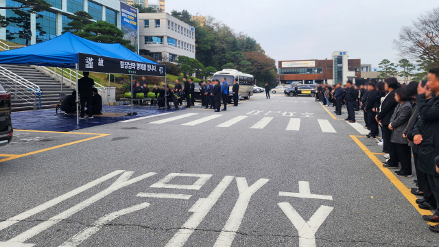 영주시청 직원들이 참석한 가운데 고 권 팀장의 노재가 진행되고 있다. 마경대 기자