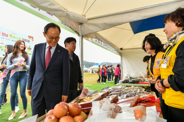 박남서 영주시장이 영주장날 농특산물축제장에 전시된 지역 특산물들을 살펴보고 있다. 영주시 제공