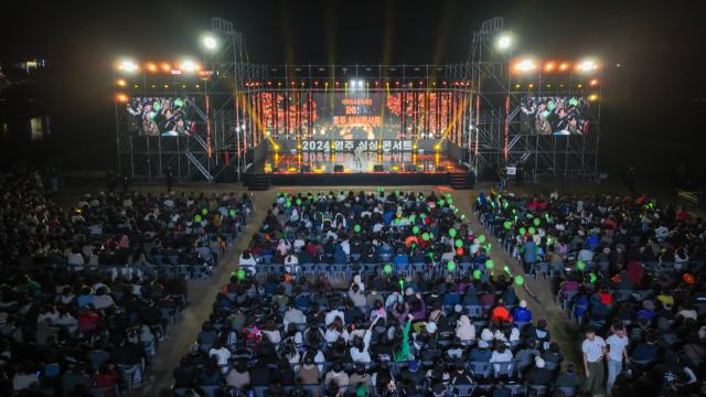 영주장날 농특산물 축제 개막식 행사로 싱싱콘서트 행사가 펼쳐졌다. 영주시 제공