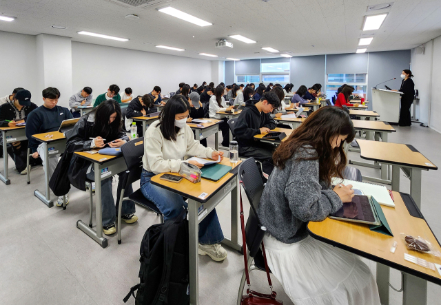 4일 대구한의대 혁신융합캠퍼스 간호학과 학생들이 강의실에서 쪽지 시험을 치르고 있다. 이통원 기자 tong@imaeil.com