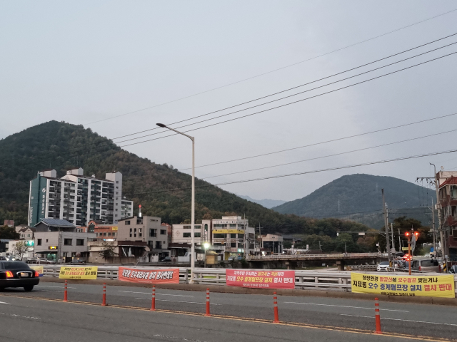 지난 4일 방문한 대구 동구 지묘동 386 일원. 공사 현장 인근 아파트 주민들이 펌프장 공사를 결사반대를 위한 현수막을 내걸었다. 김유진 기자