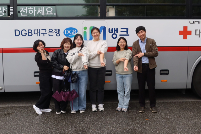 한국폴리텍대학 구미캠퍼스 교직원들이 헌혈에 동참한 뒤 기념촬영을 하고 있다. 한국폴리텍대학 구미캠퍼스 제공