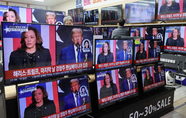 5일 오후 서울 용산구 전자랜드 한 가전 매장에서 시민이 미국 대선 관련 보도를 시청하고 있다. 연합뉴스