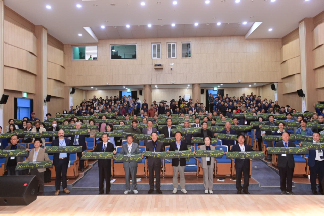 봉화군이 추진한 치유산업 국제세미나에 참석한 기관단체장과 지역 주민들이 퍼포먼스를 하고 있다. 봉화군 제공