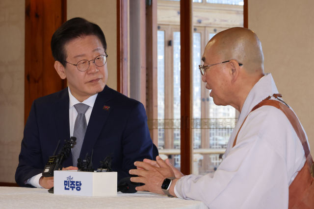 더불어민주당 이재명 대표와 법륜 스님이 6일 오후 여의도 국회 사랑재에서 차담을 하고 있다. 연합뉴스