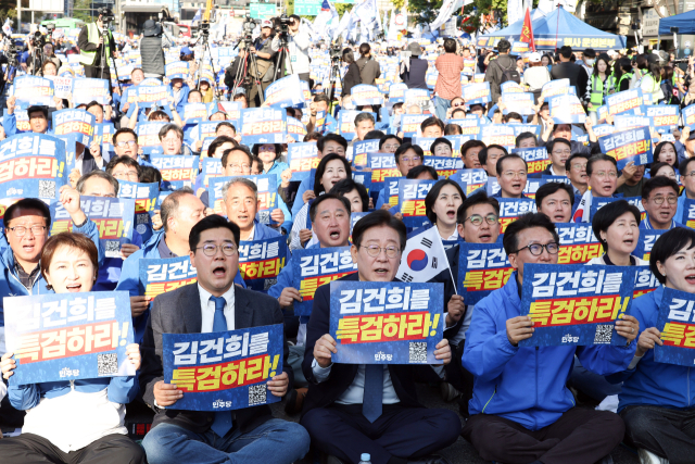 더불어민주당 이재명 대표, 박찬대 원내대표 등이 2일 서울 중구 서울역 일대에서 더불어민주당 주최로 열린 김건희 윤석열 국정농단 규탄·특검 촉구 국민행동의날에 참가해 구호를 외치고 있다. 연합뉴스