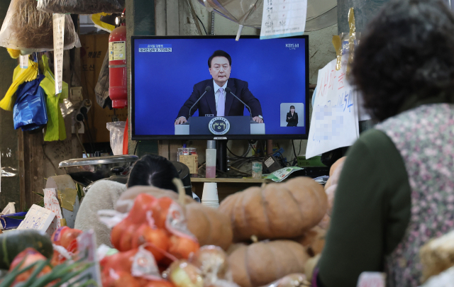 7일 서울 한 전통시장에서윤석열 대통령의 대국민 담화·회견이 생중계되고 있다. 연합뉴스