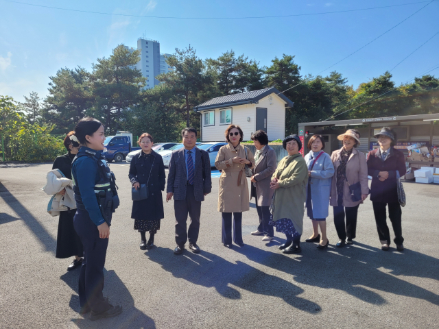 예천경찰서 호명지구대는 7일 호명읍 월포리에 사는 어르신 20여 명을 대상으로 보이스피싱 예방 홍보활동을 했다. 예천경찰서 제공