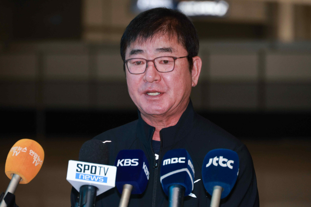 2024 세계야구소프트볼연맹(WBSC) 프리미어12에 참가하는 한국대표팀 류중일 감독이 8일 오전 인천국제공항에서 취재진 질문에 답하고 있다. 연합뉴스