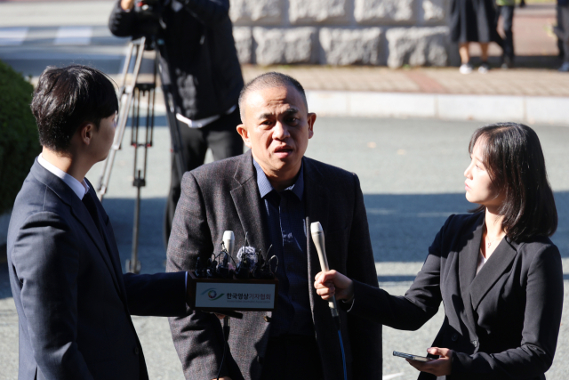 김건희 여사 공천 개입 의혹과 미래한국연구소의 불법 여론조사 의혹 등 사건의 핵심 인물인 명태균 씨가 9일 오전 경남 창원시 성산구 창원지방검찰청(창원지검)에 출석해 취재진 질문에 답변하고 있다. 연합뉴스