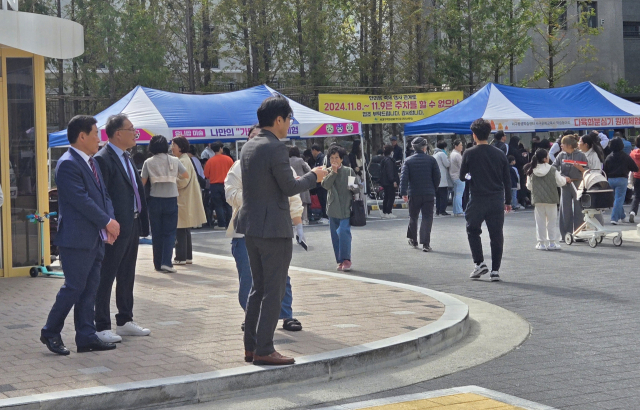 지난 주말 대구 서구에서 염색산단의 악취 문제 해결을 요구하는 주민 집회가 열린 가운데 서구의 시‧구의원 일부가 같은 시각 인근 아파트 단지의 축제현장을 찾은 것으로 드러나 논란이 일고 있다. (왼쪽부터) 김한태 서구의원, 김대현 대구시의원, 백일권 서구의원 등이 9일 오후 