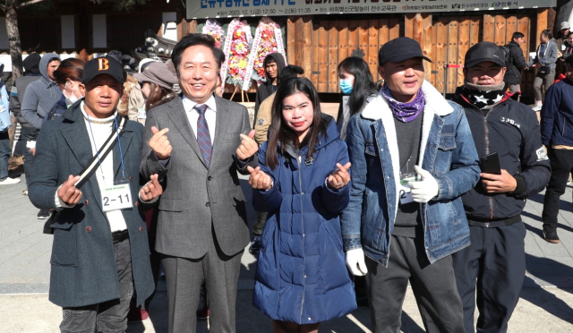 안동시는 농업 안정 경영을 위해 외국인계절근로자 도입을 통해 일손부족 문제 해결에 나서고 있다. 안동시 제공