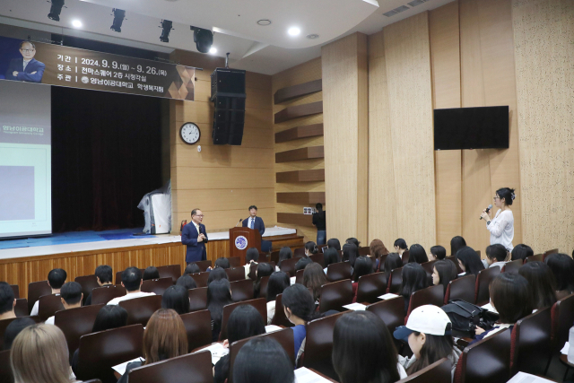 영남이공대 간호학과 학생이 이재용 총장에게 취업 지원과 관련한 질문을 하고 있다. 영남이공대 제공