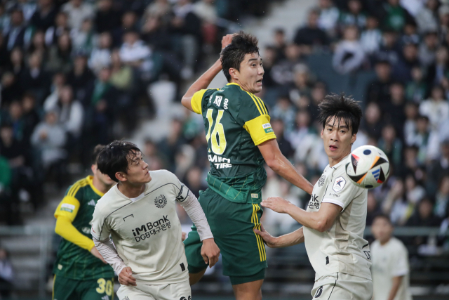 10일 열린 대구FC와 전북현대모터스와의 경기에서 선수들이 공을 뺏기 위해 몸싸움을 펼치고 있다. 한국프로축구연맹 제공