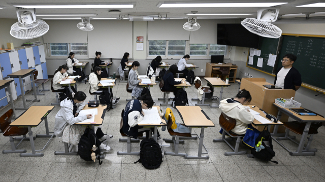 수능 전 마지막 모의고사인 2024학년도 전국연합학력평가가 실시된 지난달 15일 대구 수성구 정화여자고등학교에서 3학년 학생들이 시험 준비를 하고 있다. 매일신문 DB