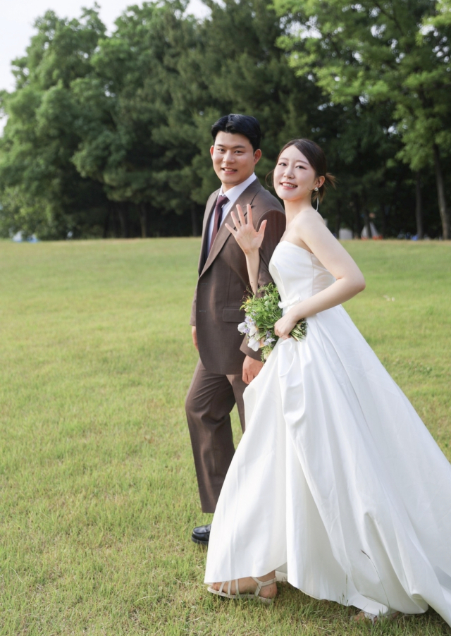 이녕근·박영숙 씨 아들 만희 군, 백대흠(성주군청 기획예산실장)·박영숙 씨 딸 운정 양.