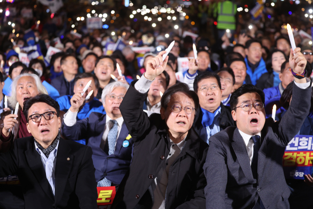 더불어민주당 이재명 대표(가운데), 박찬대 원내대표, 김민석 최고위원 등이 9일 오후 서울 숭례문 일대에서 더불어민주당 주최로 열린 