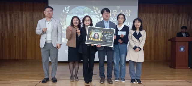 김정희 교육장(검은 옷)이 청렴 디카 3행시 챌린지 시상하는 모습. 밀양교육지원청 제공