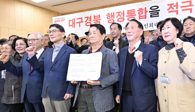 (사)대한노인회대구시연합회는 12일 노인회관에서 성명을 발표하고 TK 통합 적극 지지 의사를 밝혔다. (사)대한노인회대구시연합회 제공