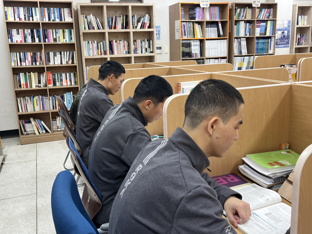 육군 제2작전사령부 직할부대 1117공병단 소속 송민창 일병(가장 오른쪽)도 복무 중 이번 수능에 응시한다. 사진은 송 일병이 부대에서 개인정비시간을 활용해 수험공부를 하는 모습. 제2작전사령부 제공