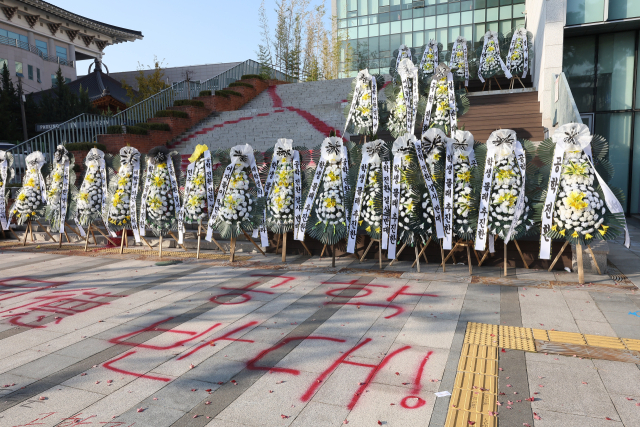 동덕여자대학교의 남녀공학 전환 추진 논의에 반발한 학생들이 12일 오전 서울 성북구 동덕여대 백주년기념관에 근조화환을 세워두고 있다. 학교 측은 남녀공학 전환에 대해 확정된 사안이 아니라는 입장을 밝혔다. 연합뉴스