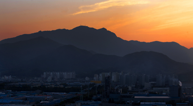 남쪽 인동 쪽에서 금오산을 바라보면 흡사 누워있는 부처의 모습, 즉 