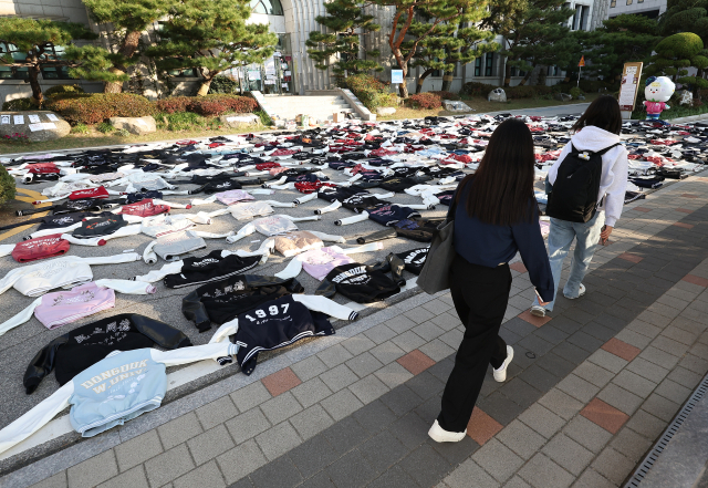 동덕여자대학교의 남녀공학 전환 추진 논의에 반발한 학생들이 벗어둔 과잠이 12일 오전 서울 성북구 동덕여대 본관 앞에 놓여 있다. 학교 측은 남녀공학 전환에 대해 확정된 사안이 아니라는 입장을 밝혔다. 연합뉴스