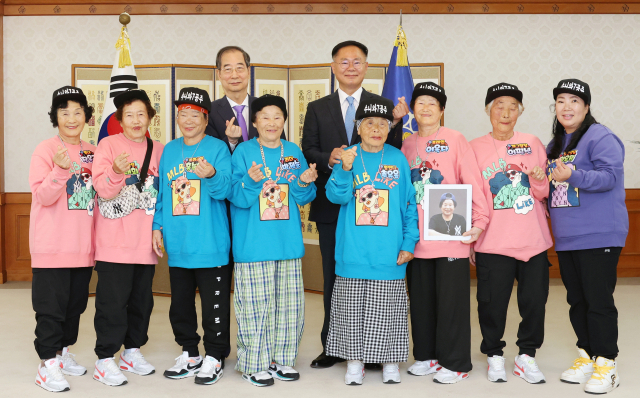 칠곡 할매래퍼그룹 수니와칠공주와 한덕수 국무총리가 간담회를 가진 뒤 기념촬영을 하고 있다. 칠곡군 제공