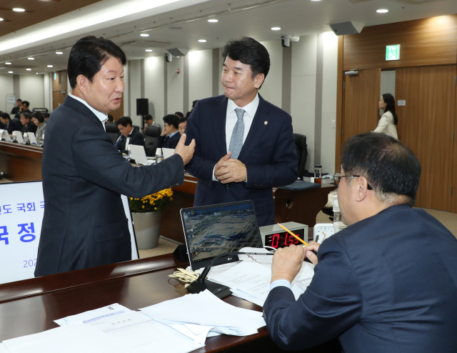 지난달 22일 오전 인천 영종도 인천국제공항공사에서 열린 국회 국토교통위원회의 인천국제공항공사, 한국공항공사, 항공안전기술원, 국립항공박물관에 대한 국정감사에서 자료 제출 문제로 권영진 여당 간사과 문석진 야당 간사가 맹성규 위원장과 상의하고 있다. 연합뉴스