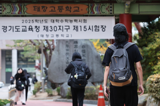 2025학년도 대학수학능력시험일인 14일 오전 경기도 수원시 영통구 태장고등학교에서 수험생이 가벼운 옷차림으로 시험장으로 향하고 있다. 연합뉴스