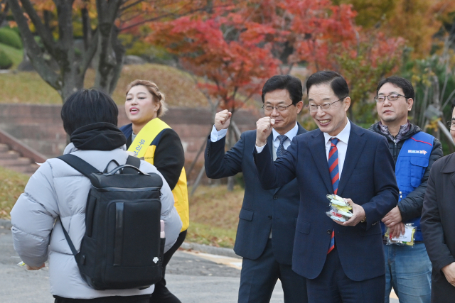 임종식 경북교육감이 14일 포항고등학교 정문에서 