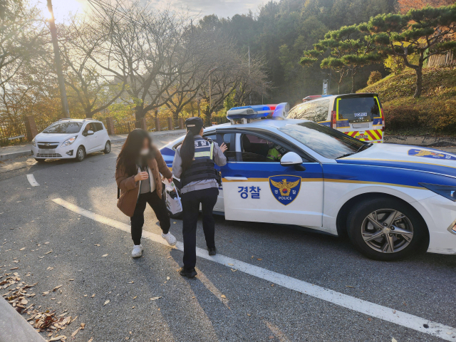 14일 오전 7시 52분쯤 경북 문경여고에서 시험장을 잘못 찾은 수험생을 태운 경찰이 인근 점촌고까지 빠르게 이동한 뒤 수험생을 안전하게 수송하고 있다. 경북경찰청 제공