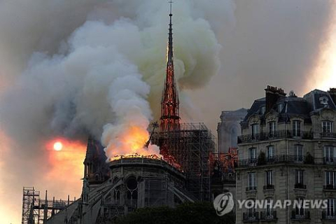 2019년 4월15일 화재 발생한 노트르담 대성당 모습. AFP=연합뉴스