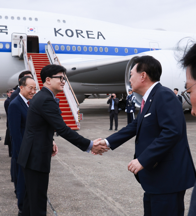 윤석열 대통령이 14일 성남 서울공항에서 31차 아시아태평양경제협력체(APEC) 및 19차 주요 20개국(G20) 정상회의 참석을 위해 출국하며 환송 나온 국민의힘 한동훈 대표, 추경호 원내대표 등과 악수하고 있다. 연합뉴스