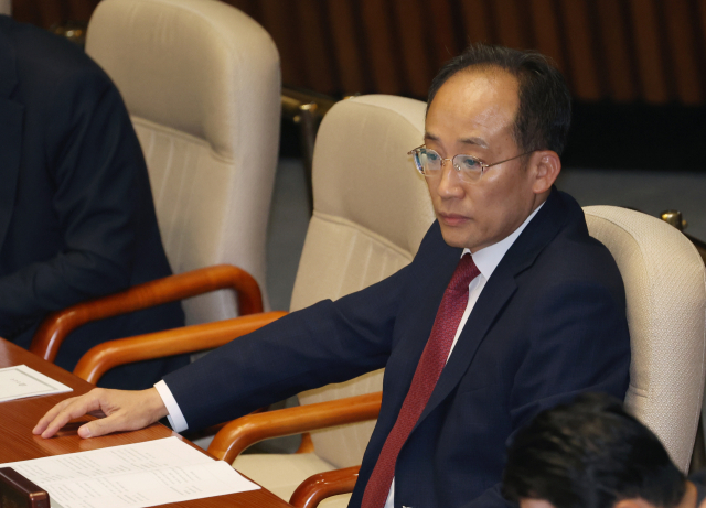 국민의힘 추경호 원내대표가 14일 국회 본회의에 참석, 굳은 표정을 짓고 있다. 연합뉴스