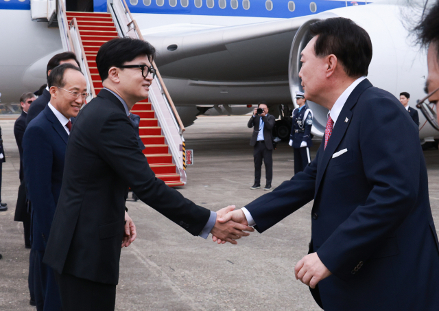 윤석열 대통령이 14일 성남 서울공항에서 31차 아시아태평양경제협력체(APEC) 및 19차 주요 20개국(G20) 정상회의 참석을 위해 출국하며 환송 나온 국민의힘 한동훈 대표, 추경호 원내대표 등과 악수하고 있다. 연합뉴스