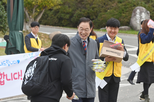 임종식 경북교육감이 14일 포항고등학교 정문에서 수험생을 응원하고 있다. 경북교육청 제공