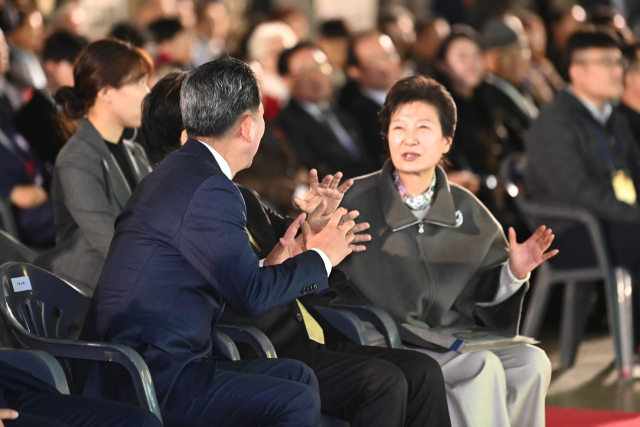 박근혜 전 대통령이 14일 박정희 대통령 복원 영상을 본 뒤 김장호 구미시장과 대화를 나누고 있다. 구미시 제공