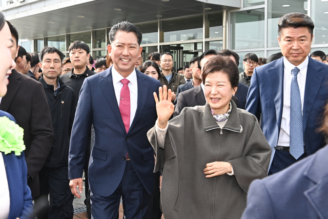 박정희 대통령 탄신 107돌 기념행사에 참가한 김장호 구미시장과 박근혜 전 대통령