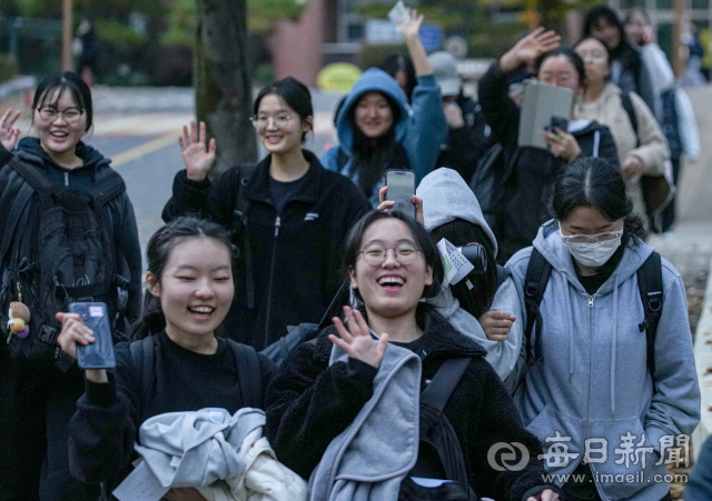 2025학년도 대학수학능력시험일인 14일 대구 수성구 정화여자고등학교에서 수능을 마친 수험생이 가족과 기쁨을 만끽하고 있다. 안성완 기자 asw0727@imaeil.com