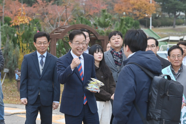 임종식 경북교육감이 14일 포항고등학교 정문에서 2025학년도 대학수학능력시험을 응시하는 수험생들을 격려하고 있다. 경북교육청 제공