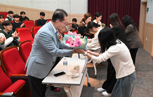 대구대 학생들이 우상현 W병원장과 가족들에게 감사의 꽃다발을 전달하고 있다. W병원 제공