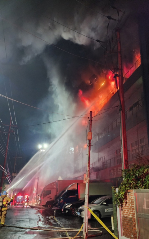 달서구 자동차부품 가공업체 공장에 불…오전 2시 14분 완진