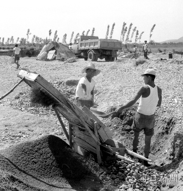 1970년 5월 30일 경산군(시) 안심면 대림동(현 대구시 동구) 앞 금호강에서 인부들이 움막까지 지어 놓고 모래를 채취하고 있다. 사진=매일아카이빙센터