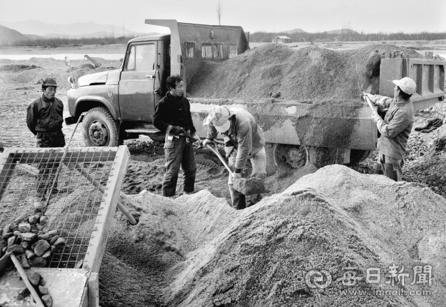 1970년대 초 경산 압량 일대 금호강에서 채취한 모래를 트럭에 싣고 있다. 사진=매일아카이빙센터